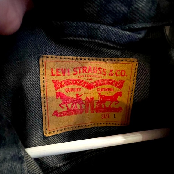 Levi’s Latge Cheetah Jean Jacket - Picture 3 of 3